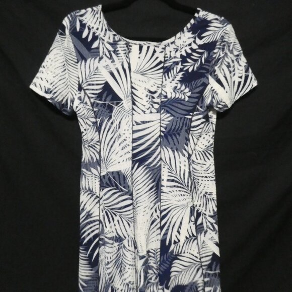 SAMI & JO | large | Navy & White Floral Pattern Short Sleeve Dress | Scoop Neck - Picture 14 of 16